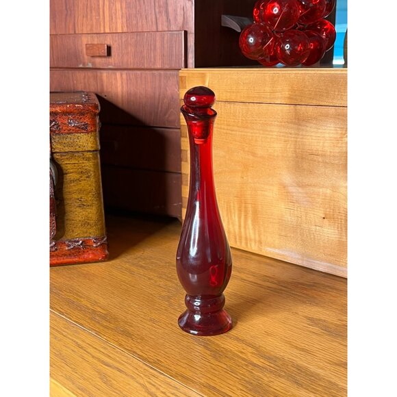 Vintage Avon Ruby Red 1970’s Bud Vase with stopper,  Unforgettable - Picture 3 of 6